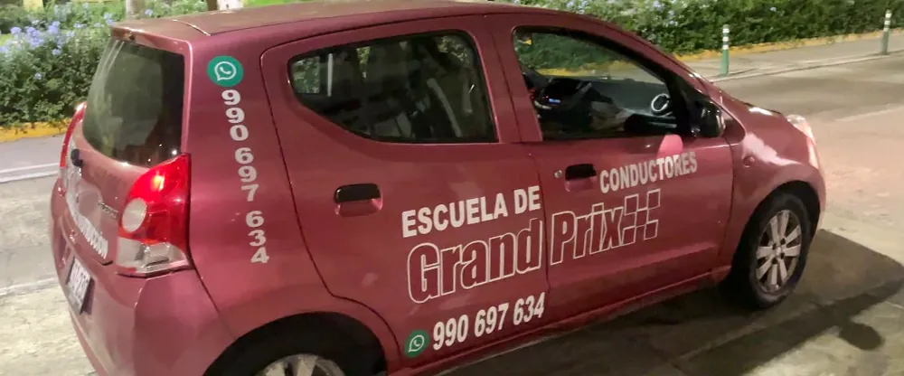 Auto de instrucción de la Escuela de Manejo Grand Prix con el rotulado de la escuela