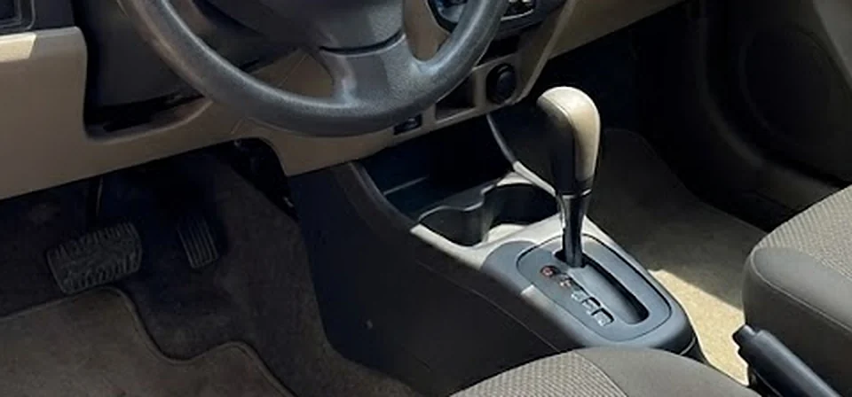Interior del auto de Grand Prix con palanca automática y solo dos pedales