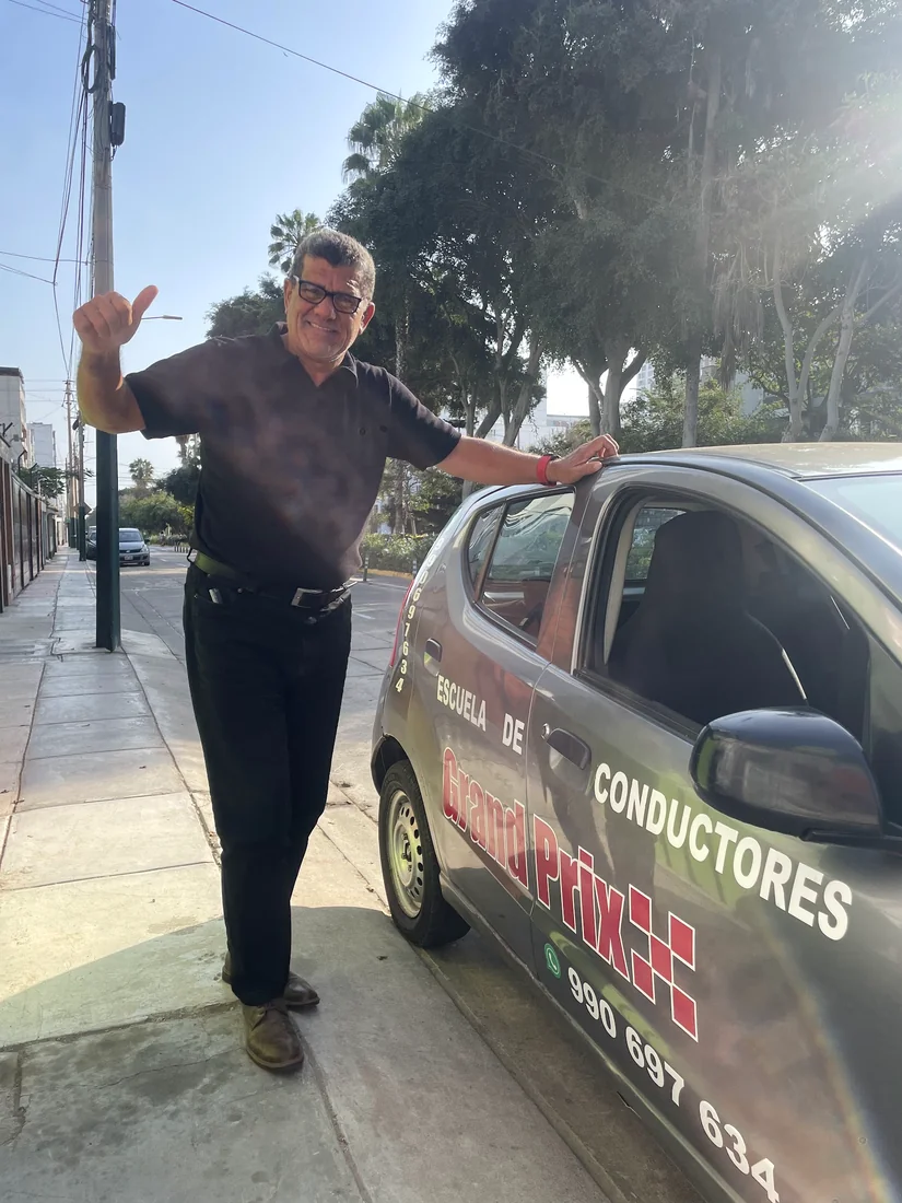 Instructor de Grand Prix con el pulgar arriba tras una clase