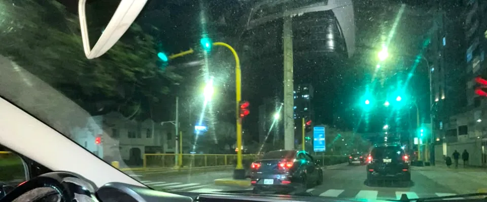 Vista desde el volante durante una clase de manejo nocturna en San Miguel