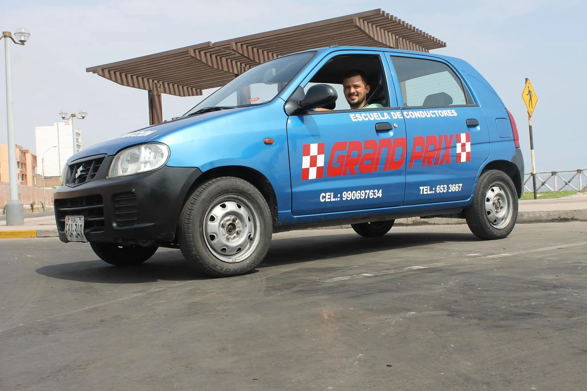 Instructor de la Escuela de Manejo Grand Prix al volante de un vehículo de instrucción en San Miguel, Lima