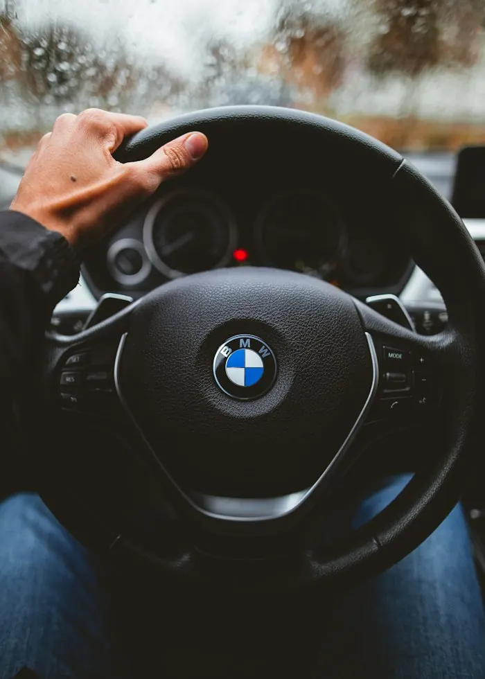 Manos sobre el volante practicando manejo