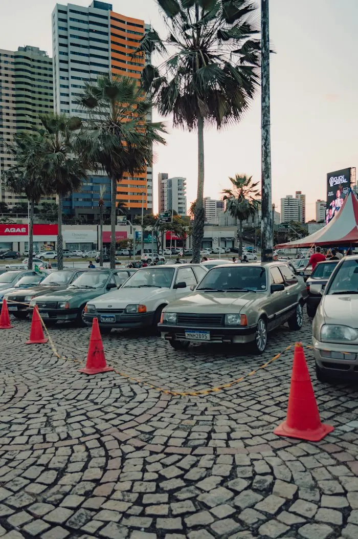 Conos de tráfico marcando un circuito de práctica de manejo