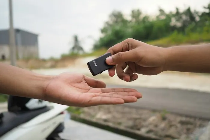 Alumno recibiendo las llaves de su auto tras aprobar el examen