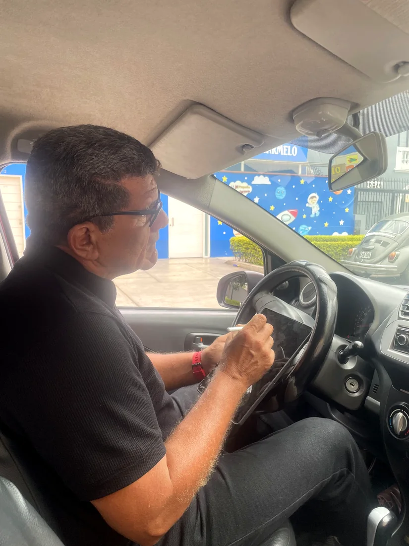 Alumno practicando al volante durante su clase de manejo