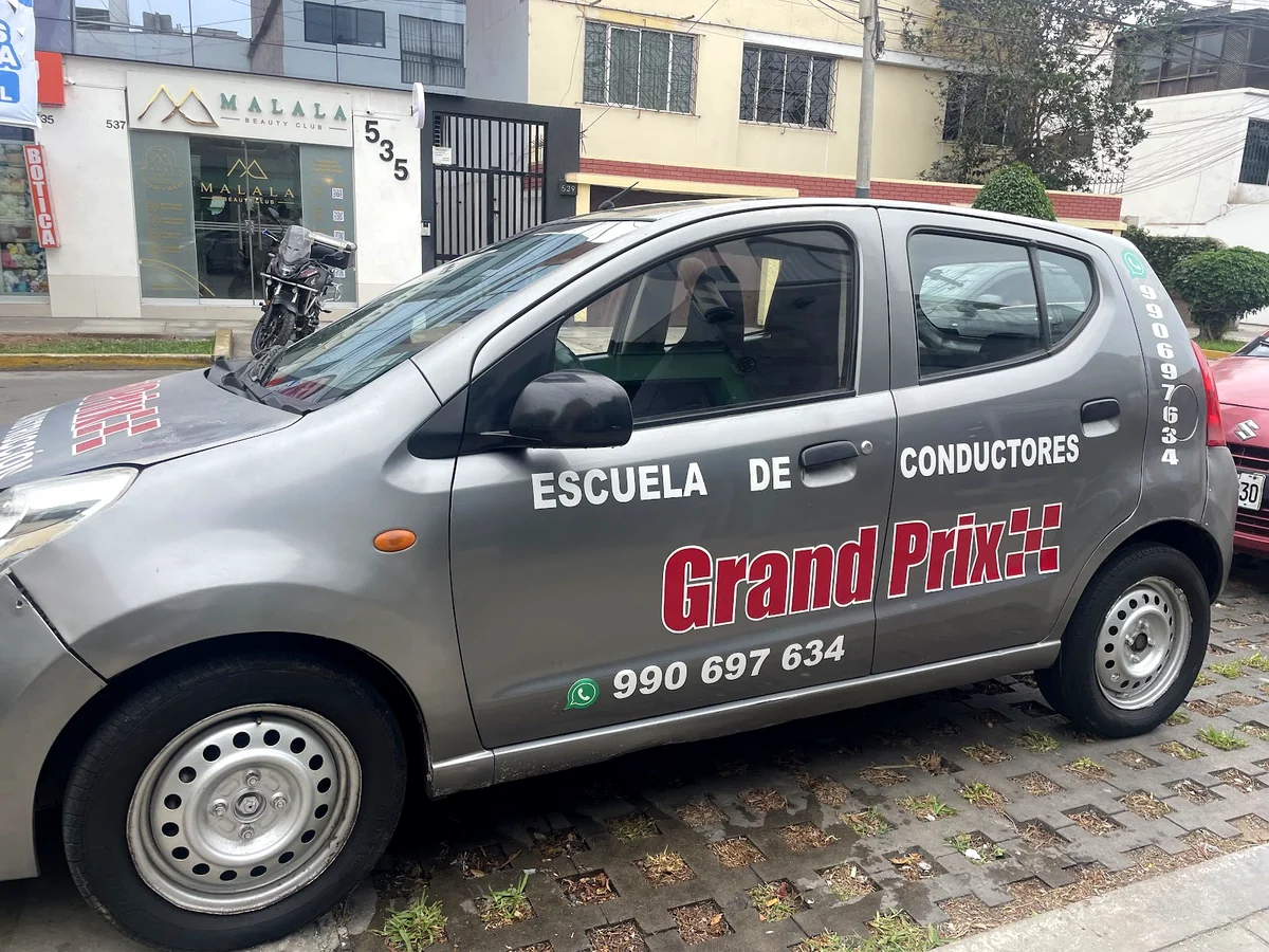 Vehículo gris de Grand Prix listo antes del examen médico y teórico