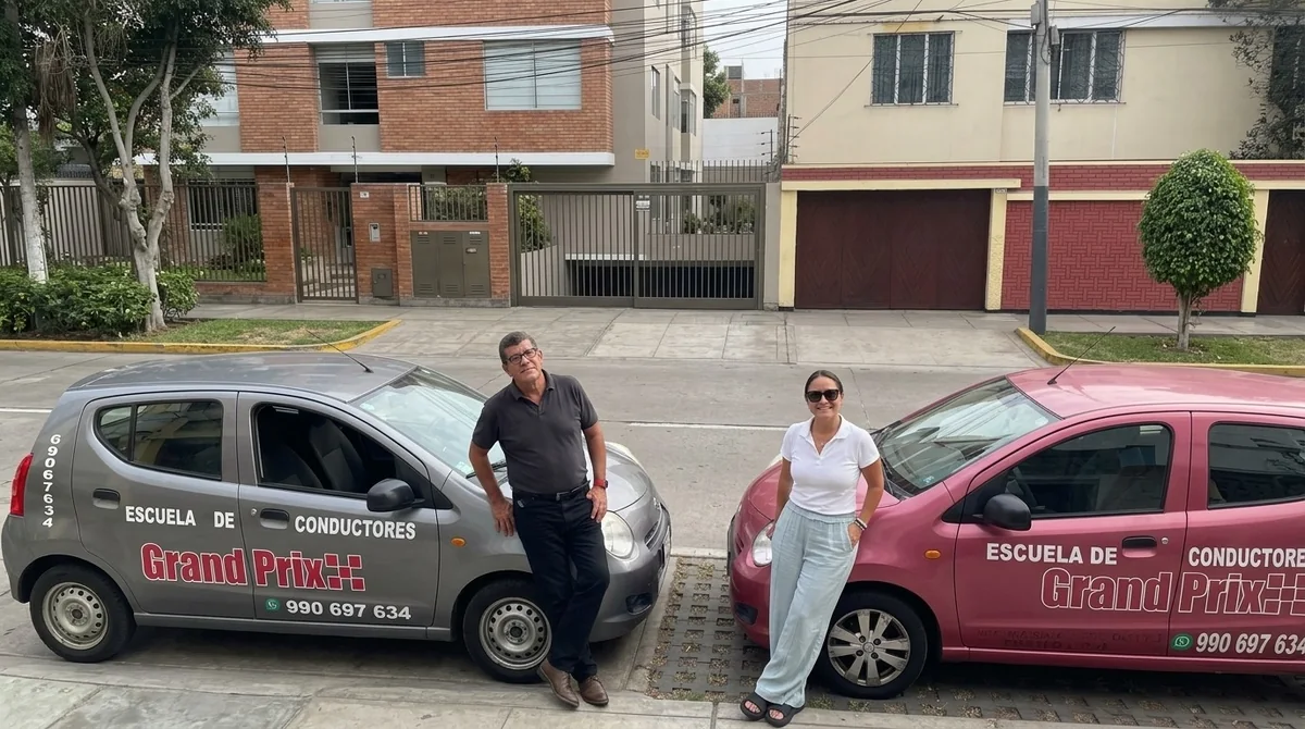 Equipo de instructores de la Escuela de Manejo Grand Prix junto a su flota de autos en San Miguel
