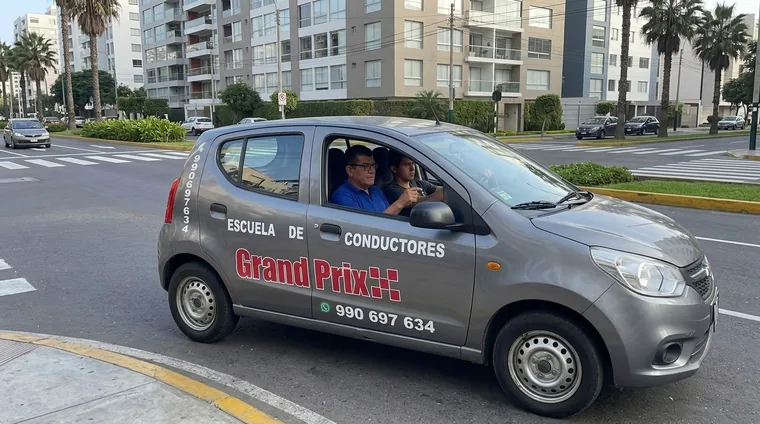 Auto de Grand Prix girando en una avenida
