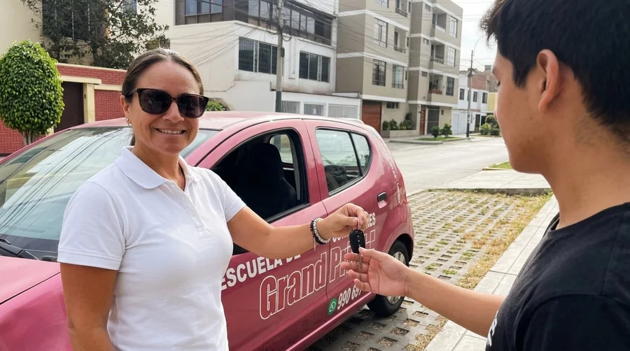 Instructora de Grand Prix entregando las llaves del auto a un alumno