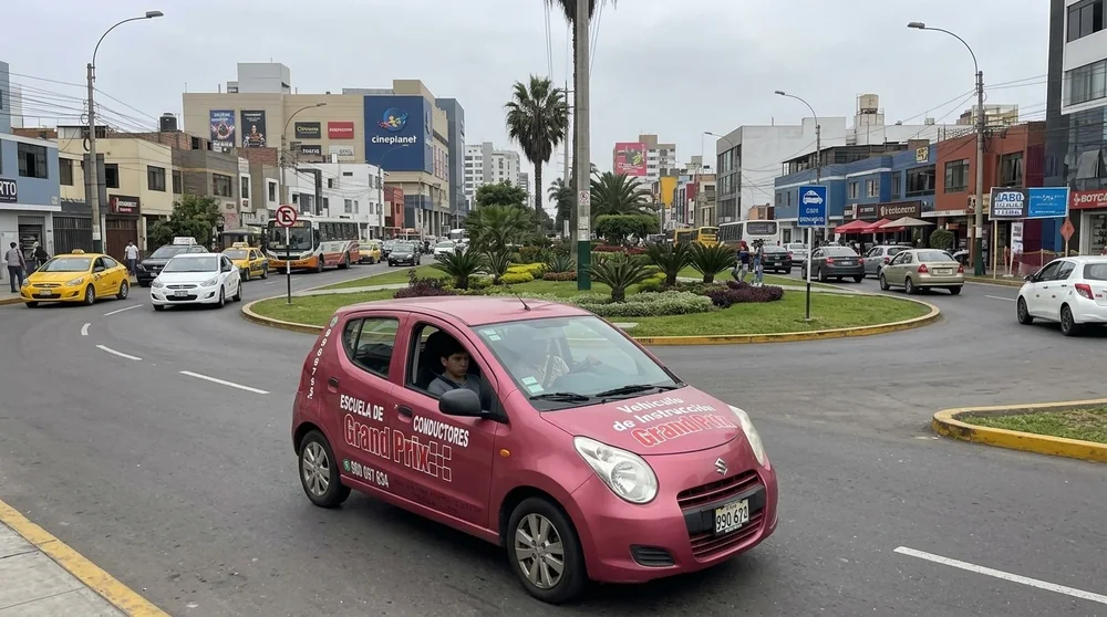 Auto rosado de Grand Prix en un óvalo con tráfico